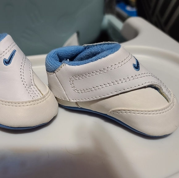 Nike shoes for boys - Picture 2 of 2